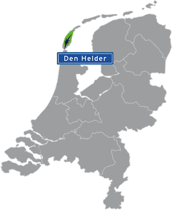 Grijze kaart van Nederland met Den Helder aangegeven met blauw plaatsnaambord met witte letters en Dagnall veer voor cursus Nederlands - blauw plaatsnaambord met witte letters en Dagnall veer - transparante achtergrond - 600 * 733 pixels